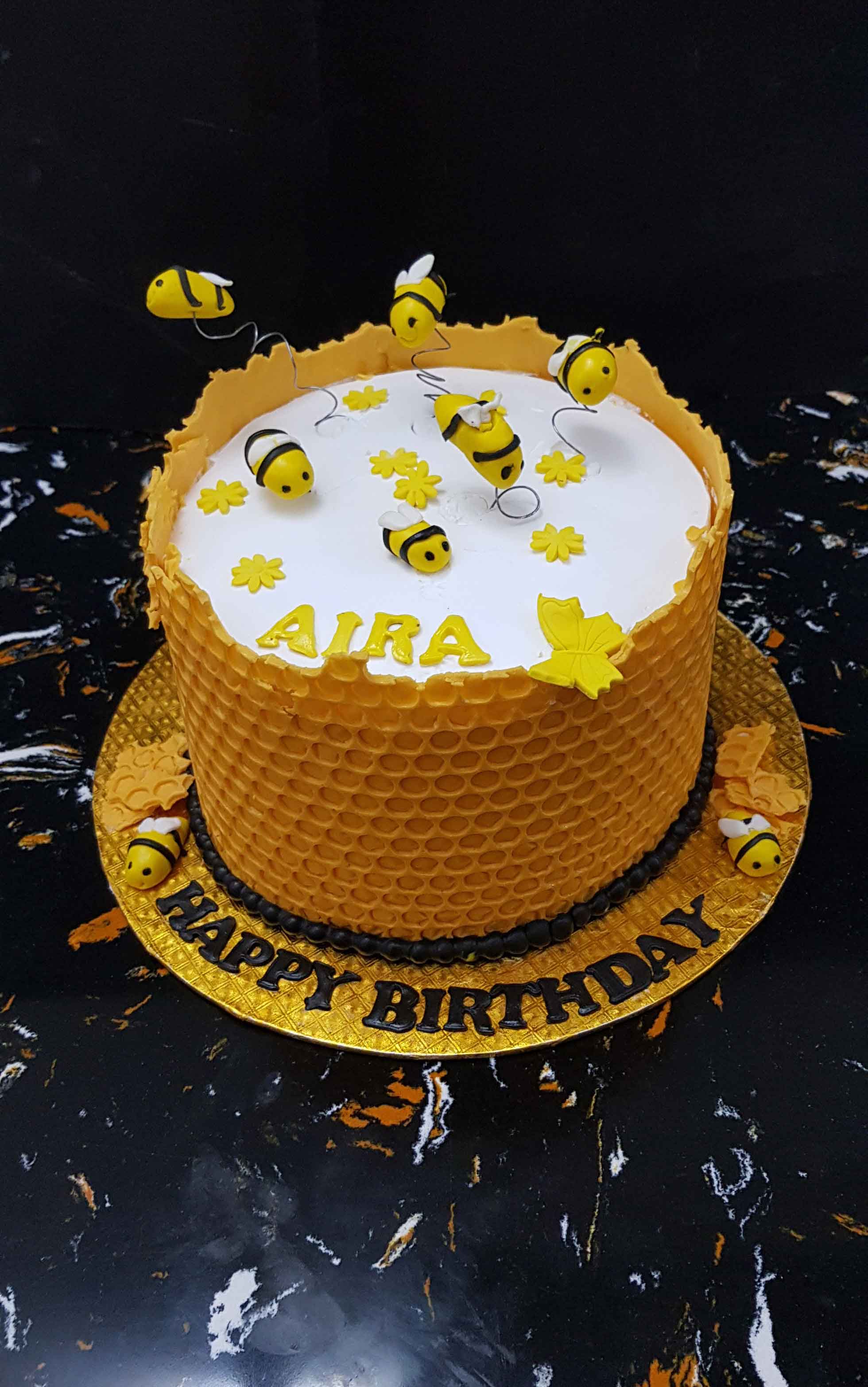 Honey bee cake, an additional sweetness